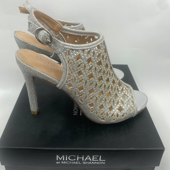 Women’s 8.5 Silver Allie Laser Cut Suede Heels Michael by Michael Shannon NWOT - Picture 2 of 7